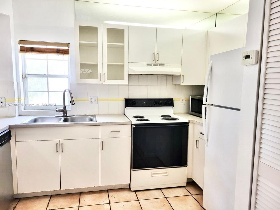 For Rent: $3,000 (2 beds, 2 baths, 1050 Square Feet)
