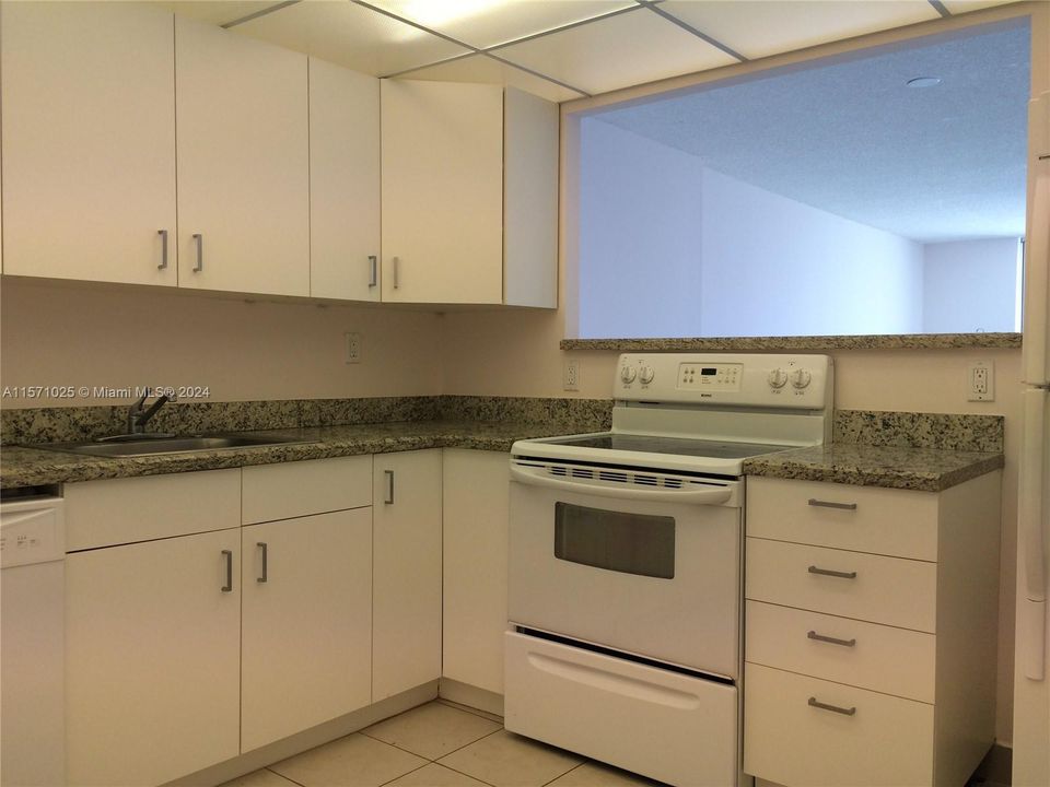 For Rent: $2,300 (1 beds, 1 baths, 918 Square Feet)