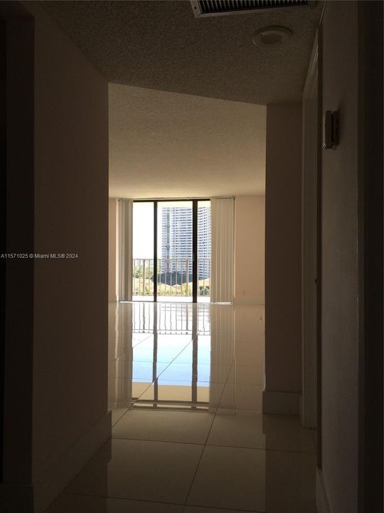 For Rent: $2,300 (1 beds, 1 baths, 918 Square Feet)