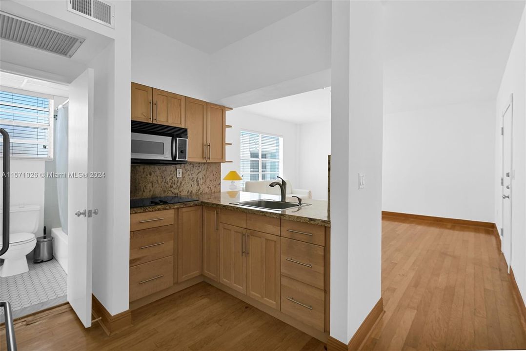 Active With Contract: $275,000 (1 beds, 1 baths, 590 Square Feet)