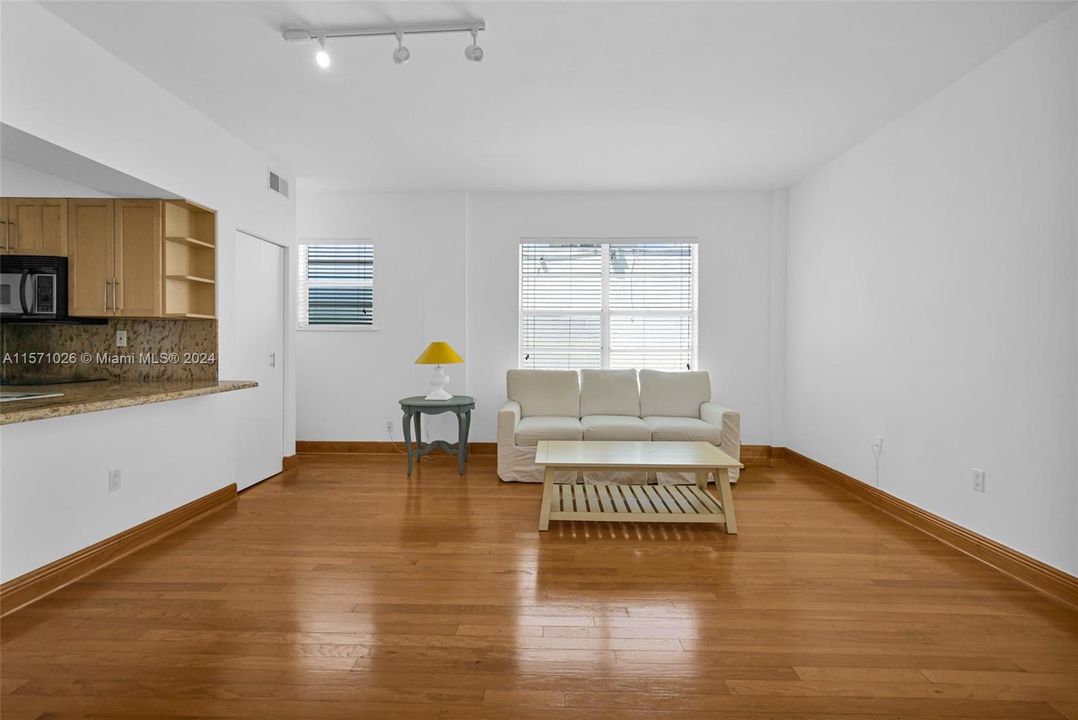 Active With Contract: $275,000 (1 beds, 1 baths, 590 Square Feet)