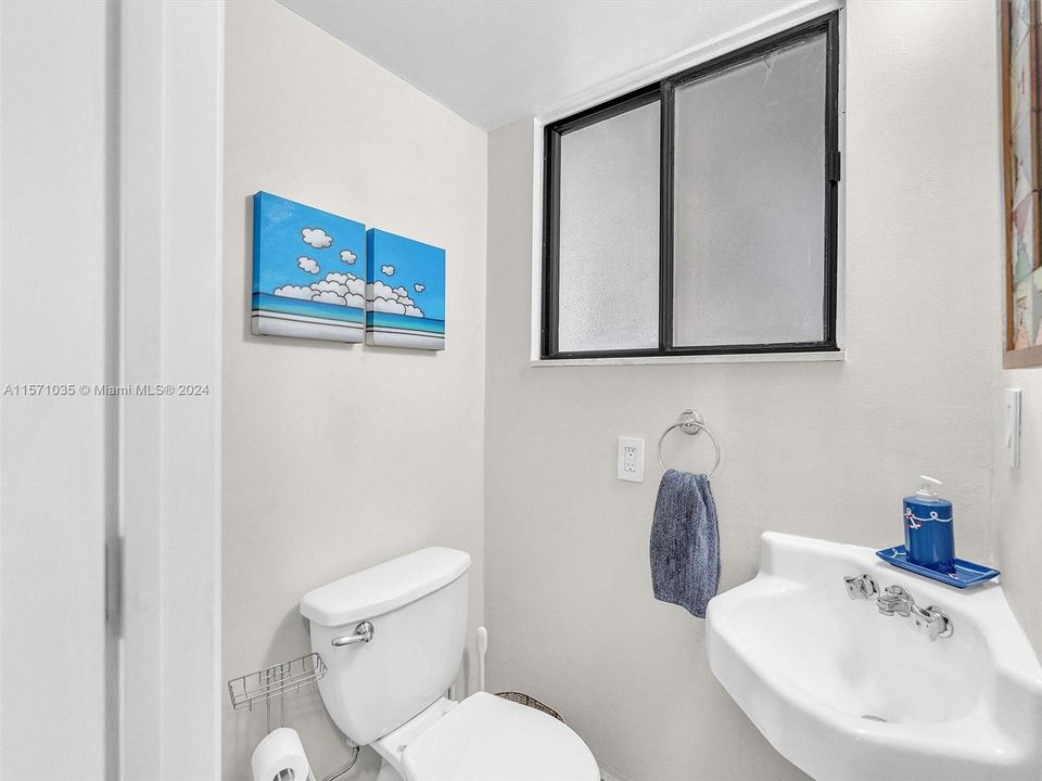 For Sale: $700,000 (2 beds, 2 baths, 977 Square Feet)