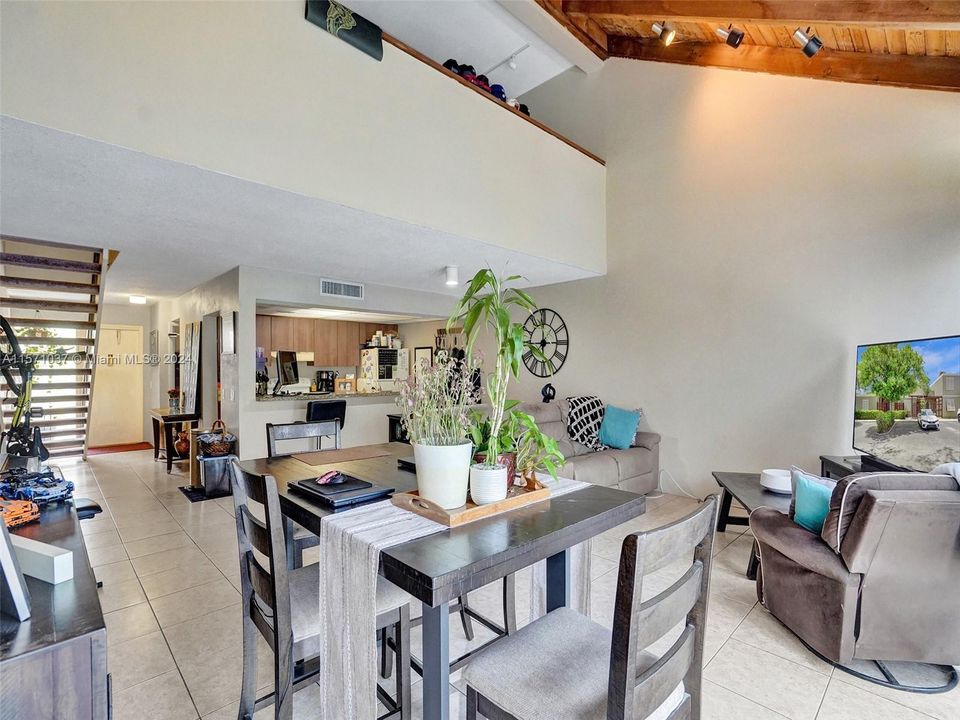 Active With Contract: $409,900 (2 beds, 2 baths, 1318 Square Feet)