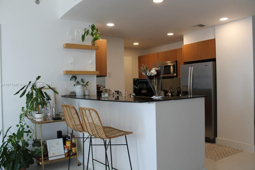 For Sale: $515,000 (1 beds, 1 baths, 963 Square Feet)