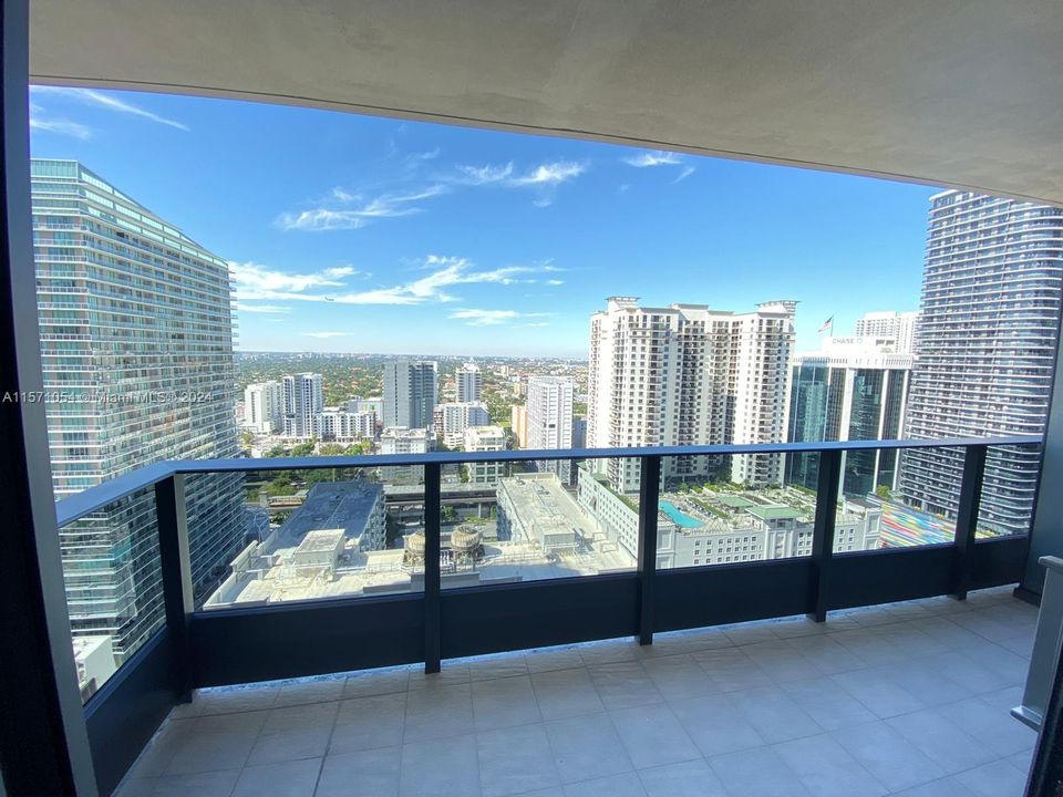 For Sale: $950,000 (1 beds, 1 baths, 906 Square Feet)