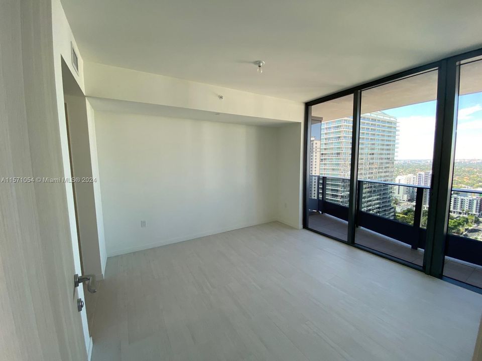 For Sale: $950,000 (1 beds, 1 baths, 906 Square Feet)