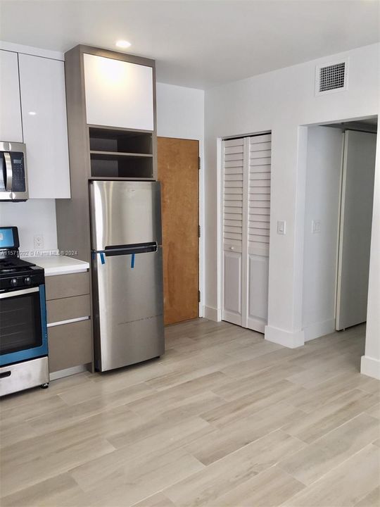 Active With Contract: $235,000 (0 beds, 1 baths, 409 Square Feet)