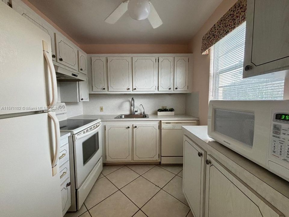 Active With Contract: $129,000 (2 beds, 1 baths, 840 Square Feet)