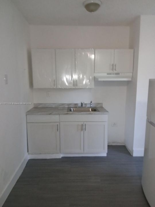 For Rent: $1,900 (1 beds, 1 baths, 9877 Square Feet)
