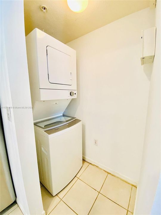For Rent: $2,050 (1 beds, 1 baths, 792 Square Feet)