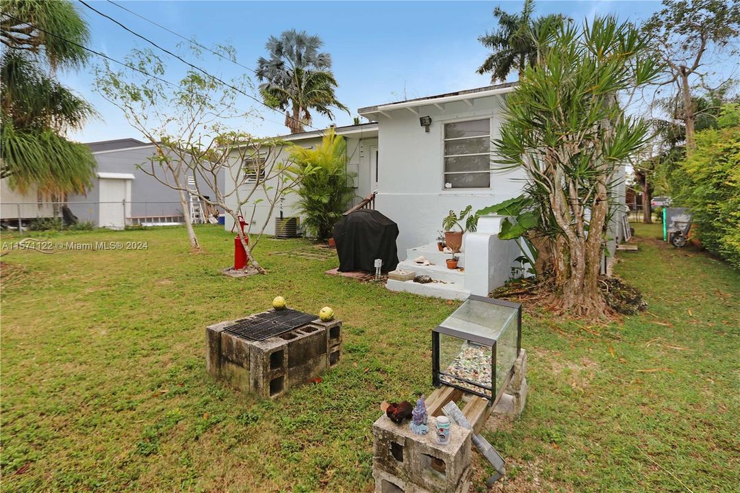 For Sale: $345,000 (2 beds, 1 baths, 936 Square Feet)