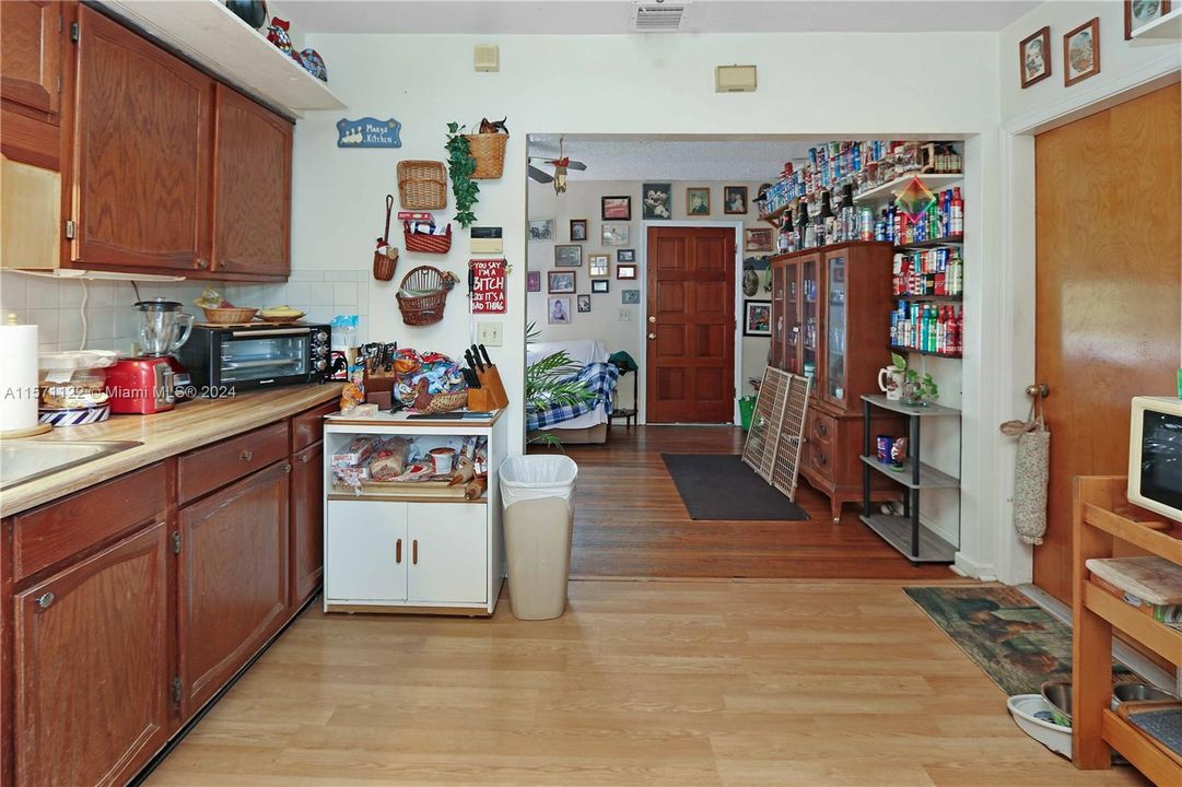 For Sale: $345,000 (2 beds, 1 baths, 936 Square Feet)