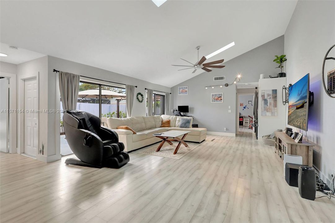 Recently Sold: $373,000 (2 beds, 2 baths, 1350 Square Feet)