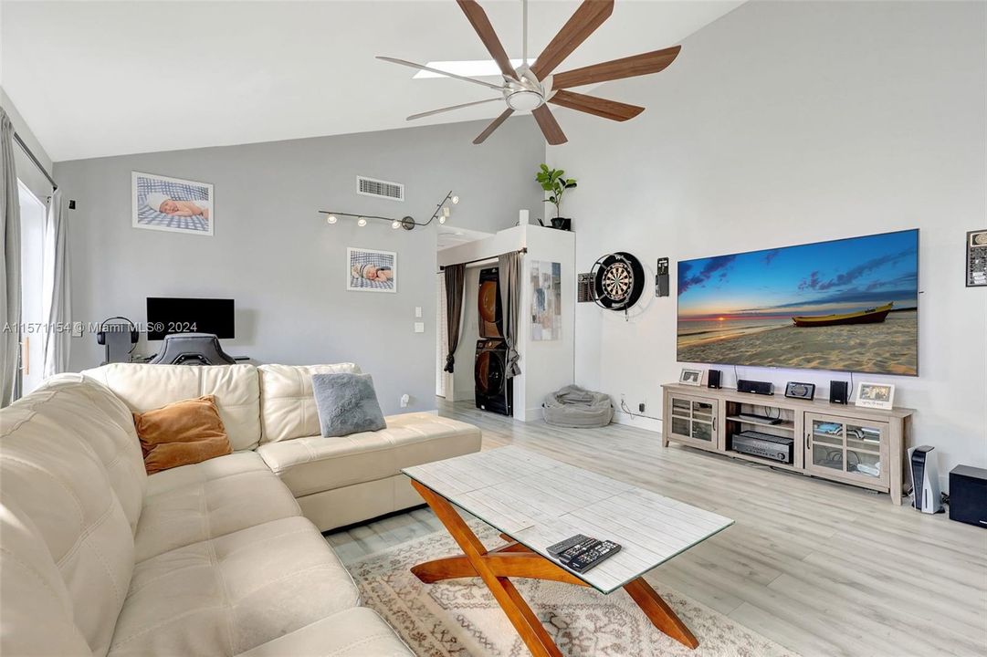 Recently Sold: $373,000 (2 beds, 2 baths, 1350 Square Feet)