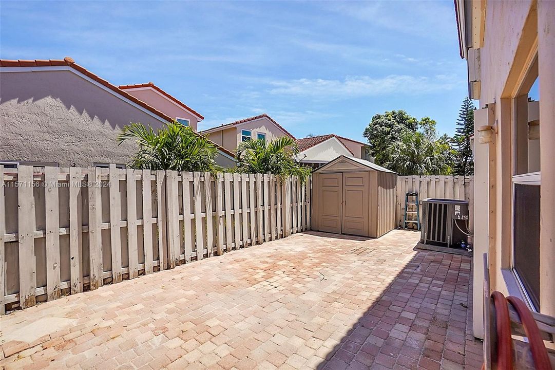 Active With Contract: $529,900 (3 beds, 2 baths, 1555 Square Feet)