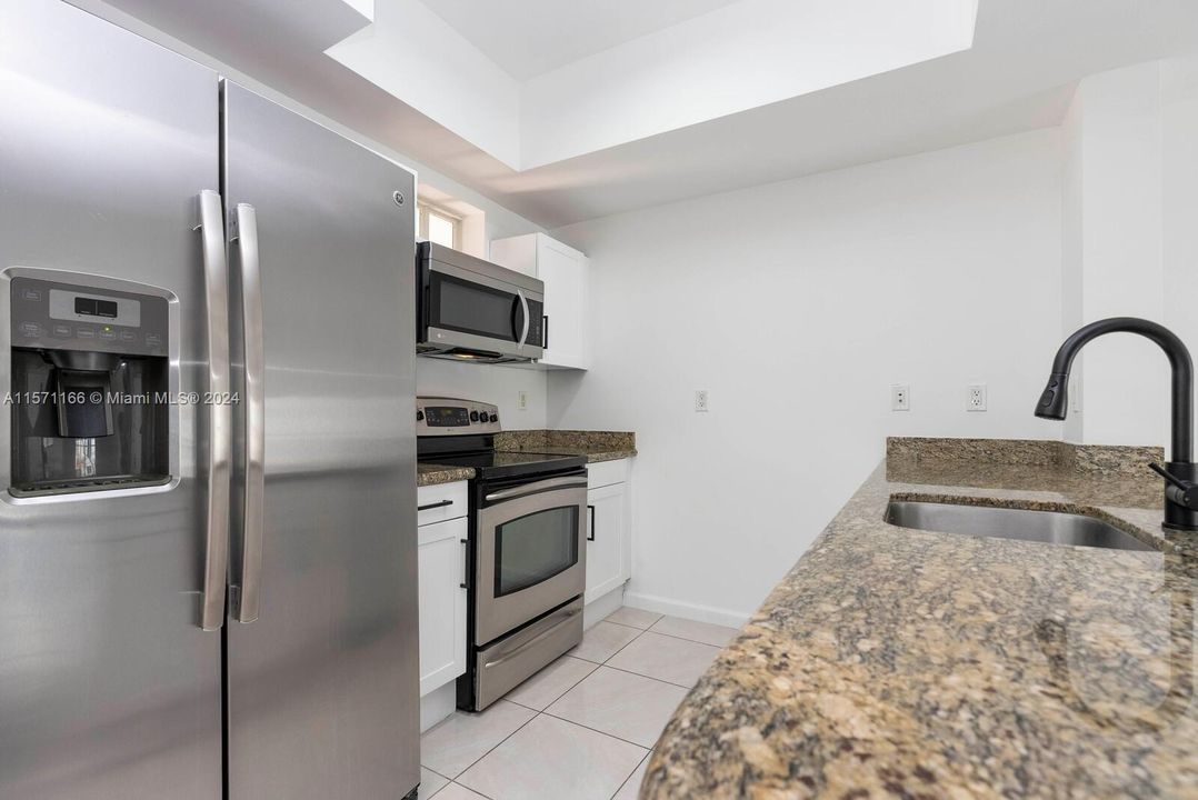 For Sale: $360,000 (1 beds, 1 baths, 777 Square Feet)