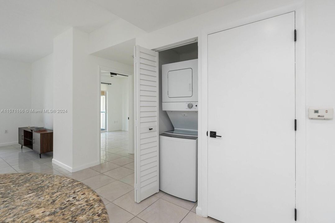 For Sale: $360,000 (1 beds, 1 baths, 777 Square Feet)