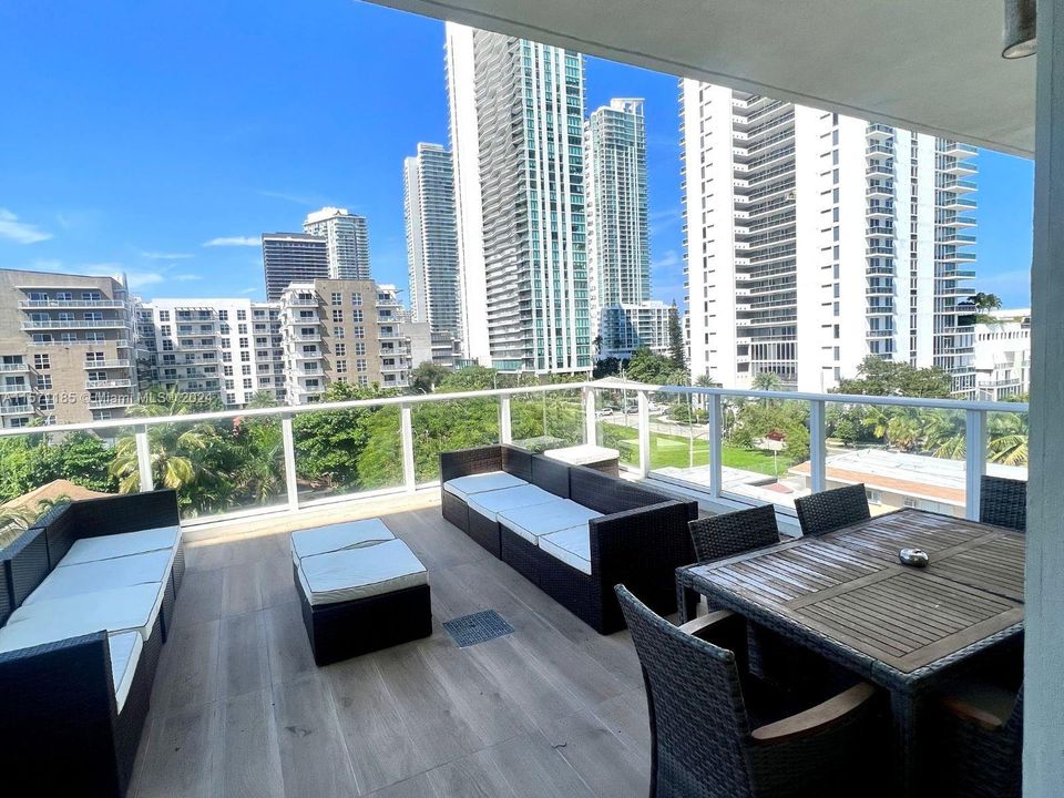 Recientemente alquilado: $3,950 (2 camas, 2 baños, 814 Pies cuadrados)