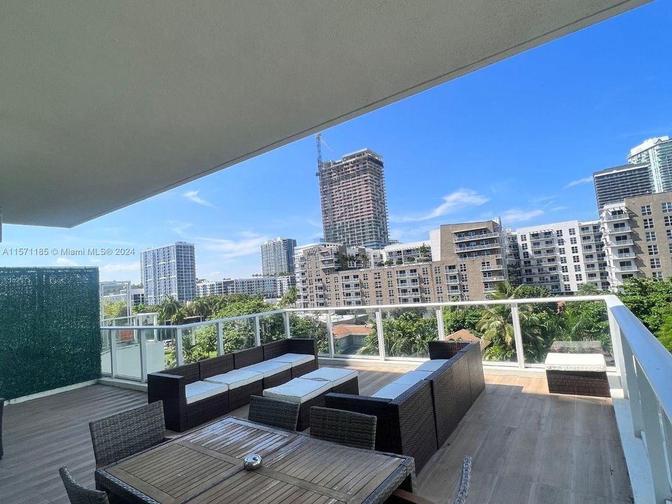 Recientemente alquilado: $3,950 (2 camas, 2 baños, 814 Pies cuadrados)