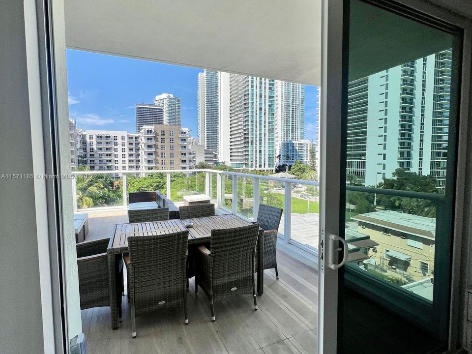 Recientemente alquilado: $3,950 (2 camas, 2 baños, 814 Pies cuadrados)