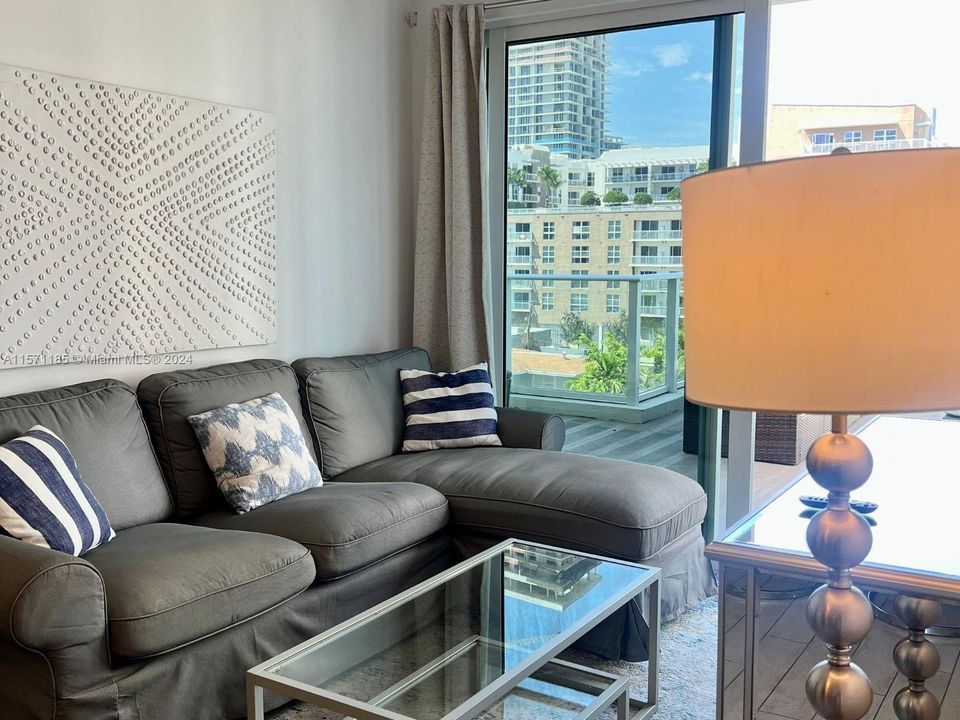 Recientemente alquilado: $3,950 (2 camas, 2 baños, 814 Pies cuadrados)