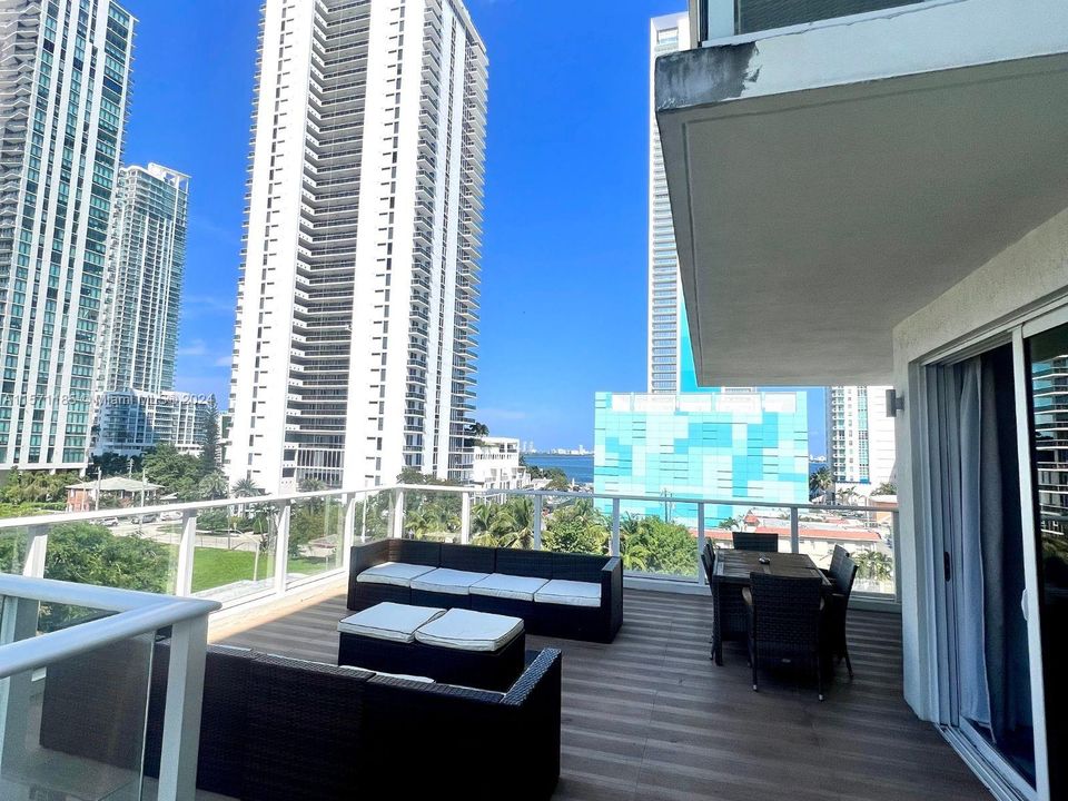 Recientemente alquilado: $3,950 (2 camas, 2 baños, 814 Pies cuadrados)