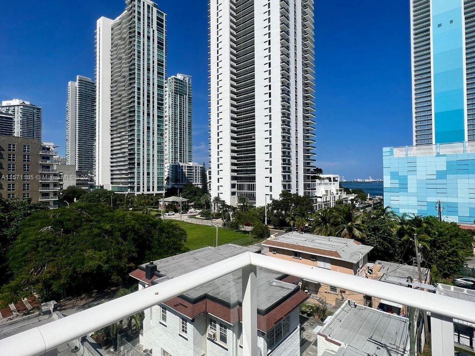 Recientemente alquilado: $3,950 (2 camas, 2 baños, 814 Pies cuadrados)