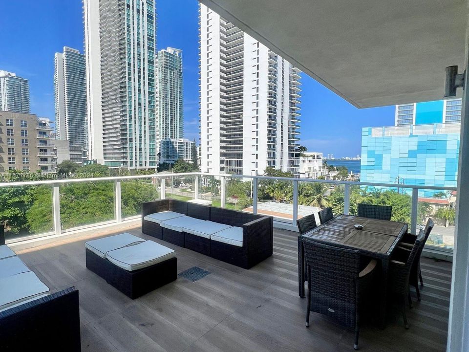 Recientemente alquilado: $3,950 (2 camas, 2 baños, 814 Pies cuadrados)