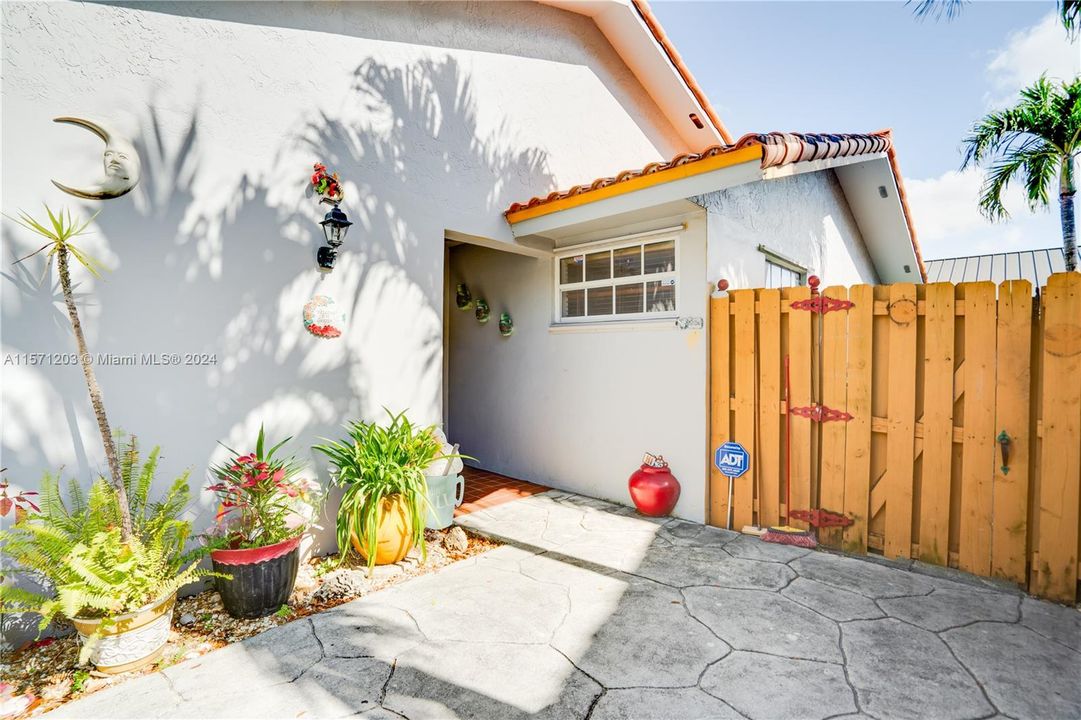 For Sale: $475,000 (3 beds, 2 baths, 1381 Square Feet)