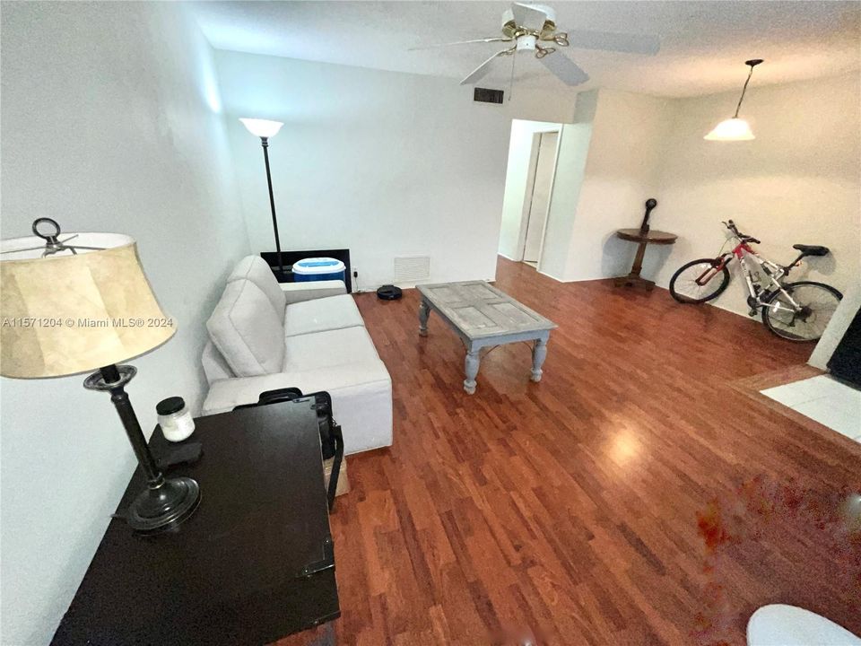 For Sale: $189,000 (1 beds, 1 baths, 641 Square Feet)