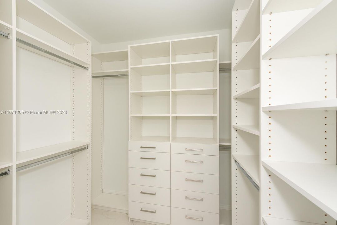 Recently Rented: $3,200 (2 beds, 2 baths, 1024 Square Feet)