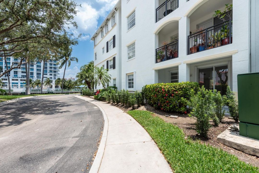 Recently Rented: $3,200 (2 beds, 2 baths, 1024 Square Feet)