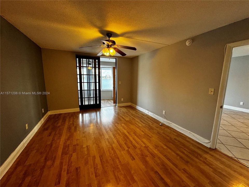 For Rent: $1,900 (1 beds, 1 baths, 830 Square Feet)
