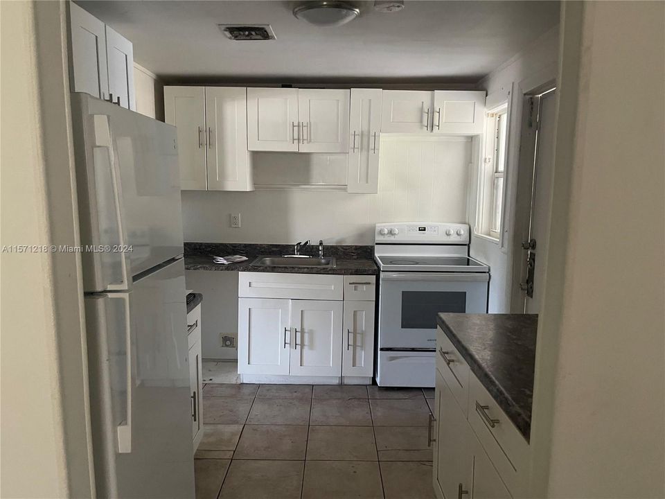 For Rent: $2,600 (3 beds, 1 baths, 1298 Square Feet)