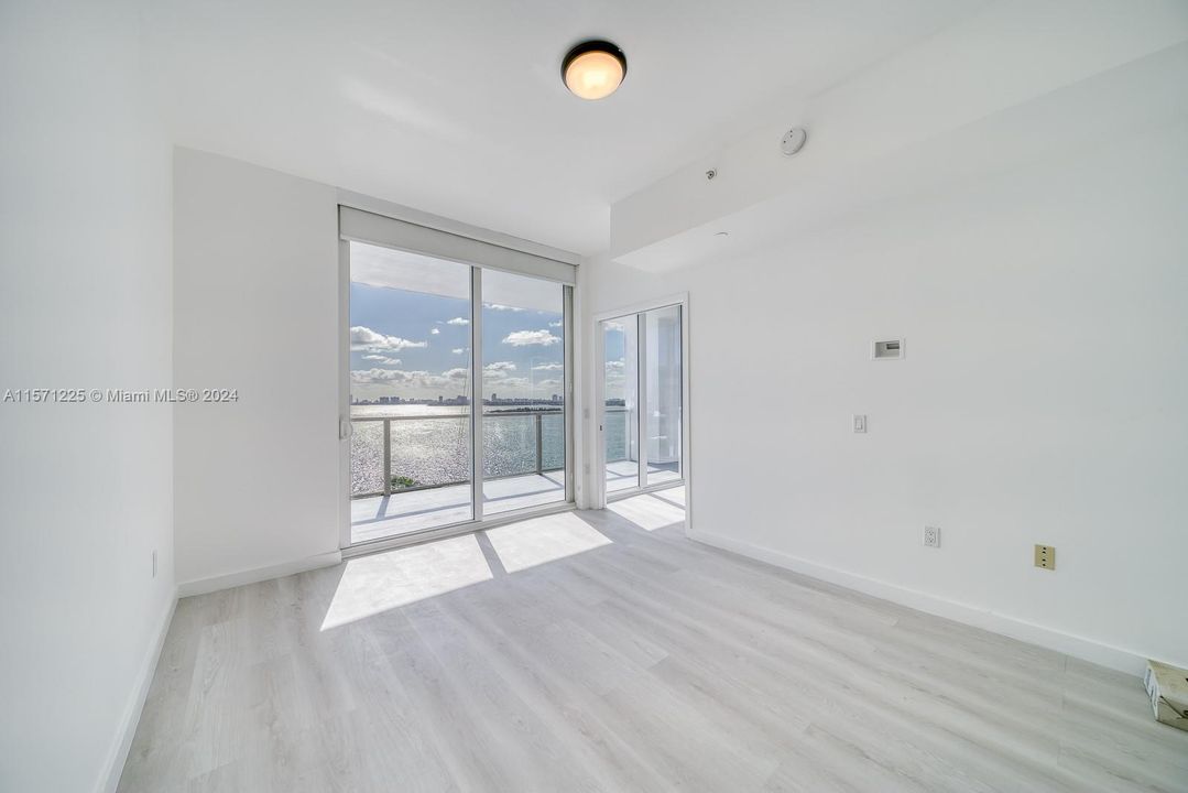 Active With Contract: $4,990 (2 beds, 2 baths, 1140 Square Feet)