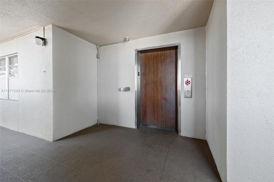 For Sale: $184,000 (1 beds, 1 baths, 1045 Square Feet)