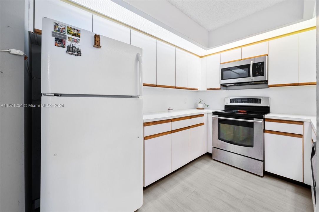 For Sale: $184,000 (1 beds, 1 baths, 1045 Square Feet)
