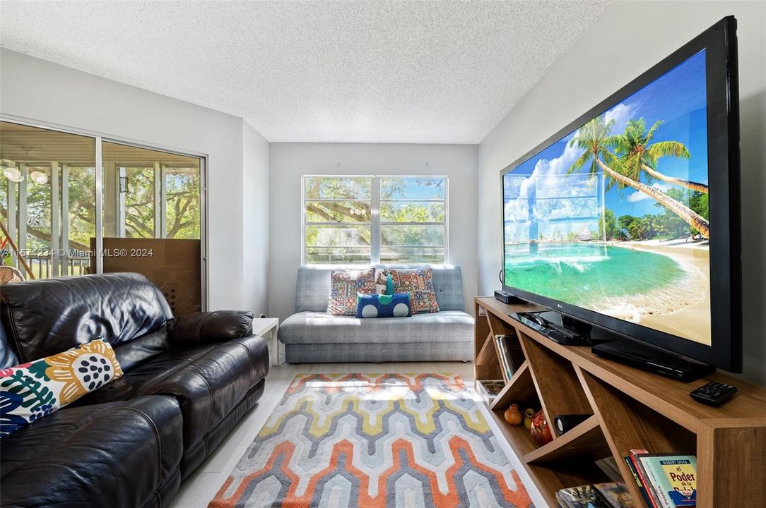 Active With Contract: $184,000 (1 beds, 1 baths, 1045 Square Feet)
