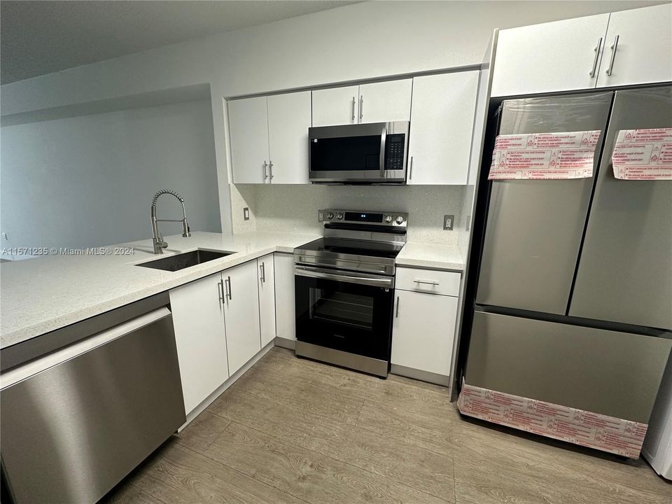 Active With Contract: $2,600 (2 beds, 1 baths, 1014 Square Feet)