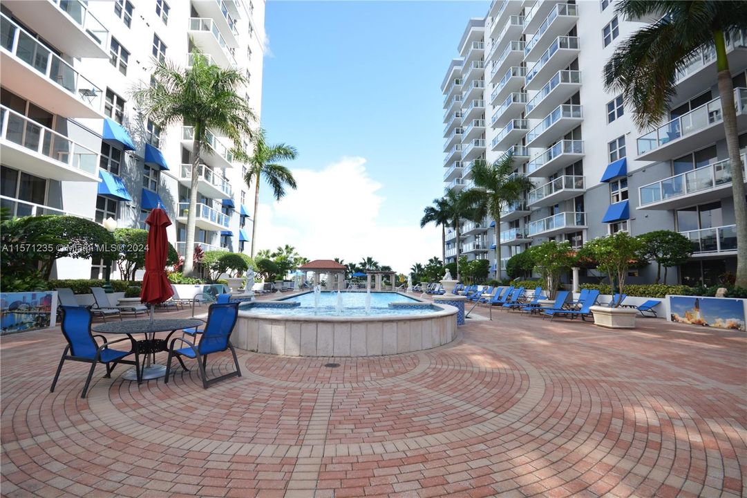 Active With Contract: $2,600 (2 beds, 1 baths, 1014 Square Feet)