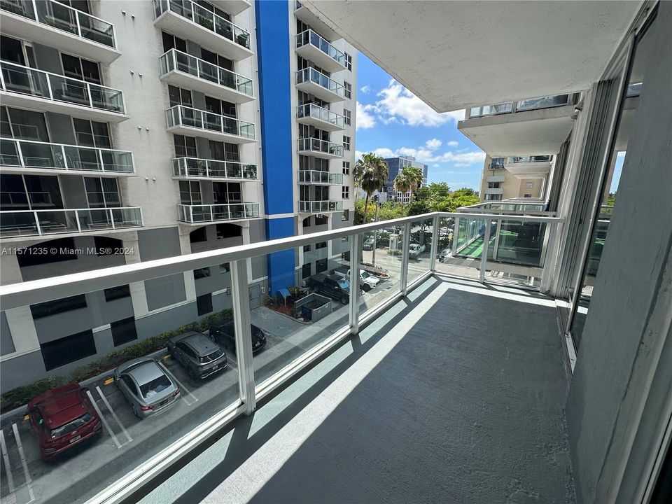 Active With Contract: $2,600 (2 beds, 1 baths, 1014 Square Feet)