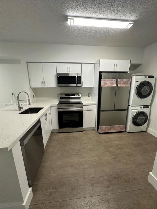 Active With Contract: $2,600 (2 beds, 1 baths, 1014 Square Feet)