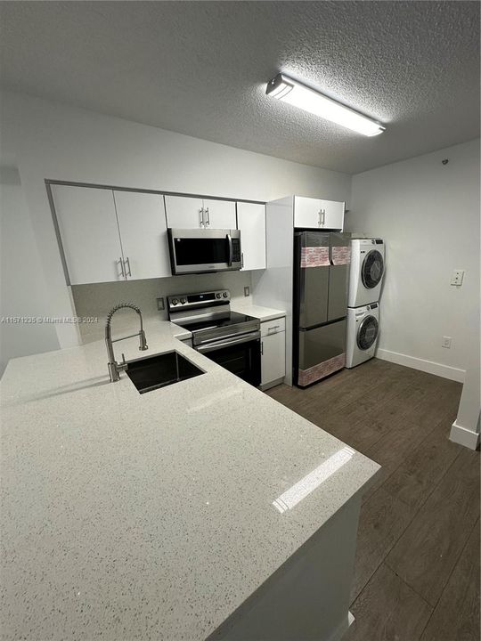 Active With Contract: $2,600 (2 beds, 1 baths, 1014 Square Feet)