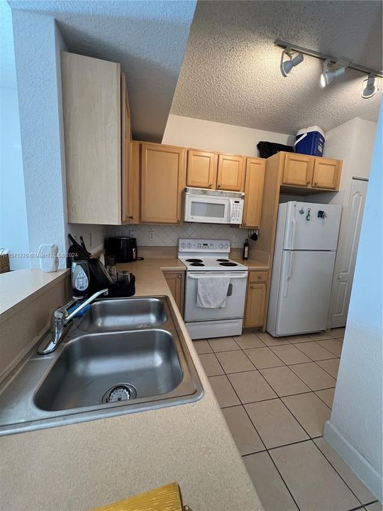 Active With Contract: $2,950 (2 beds, 2 baths, 1010 Square Feet)