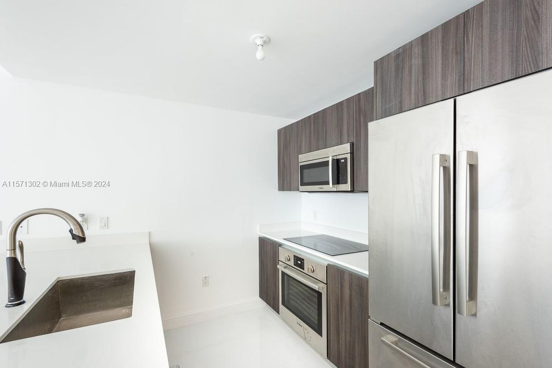 For Sale: $630,000 (1 beds, 2 baths, 979 Square Feet)