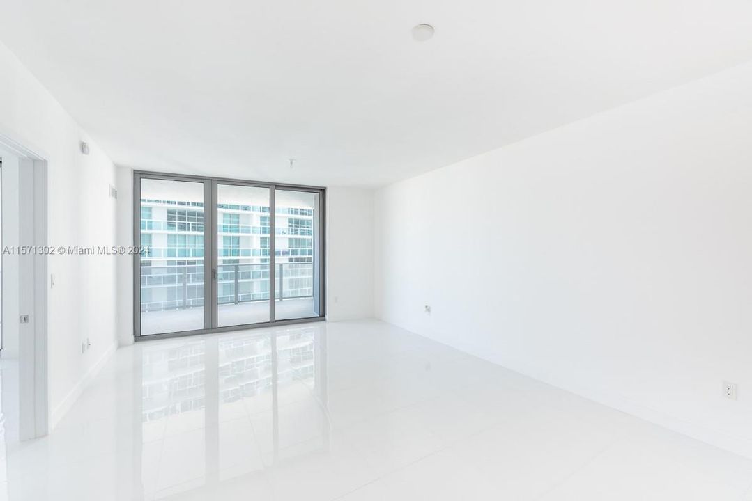 For Sale: $630,000 (1 beds, 2 baths, 979 Square Feet)