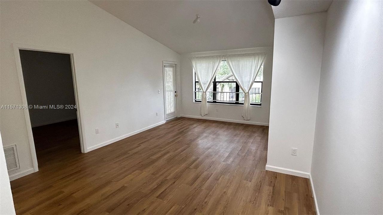 For Sale: $200,000 (1 beds, 1 baths, 620 Square Feet)