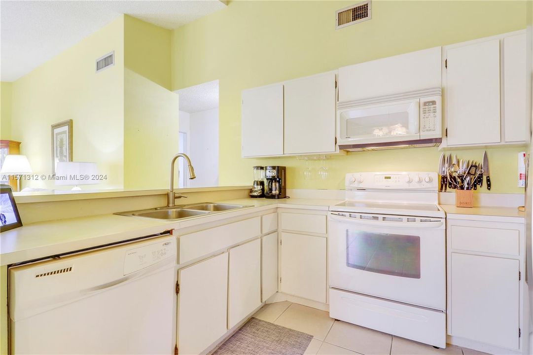 For Sale: $297,500 (2 beds, 2 baths, 1169 Square Feet)