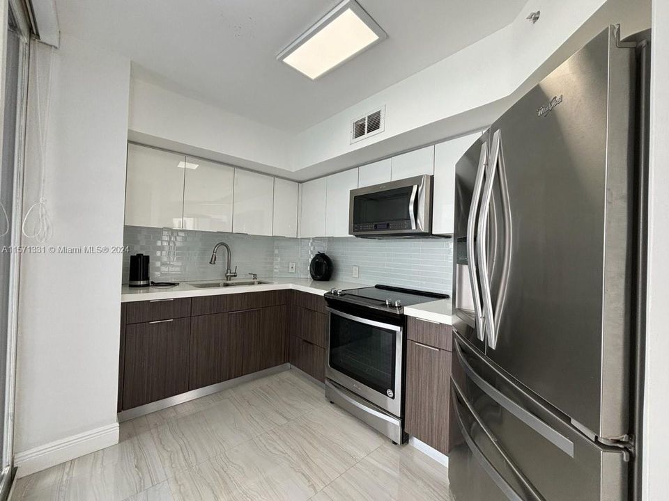 For Sale: $760,000 (1 beds, 1 baths, 940 Square Feet)