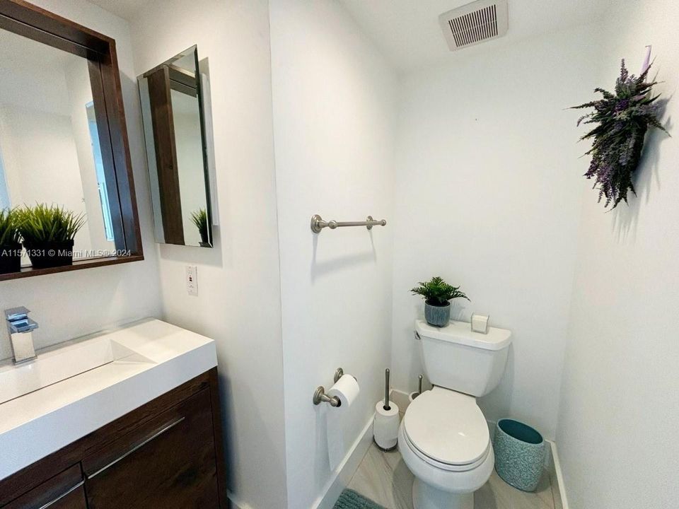 For Sale: $760,000 (1 beds, 1 baths, 940 Square Feet)